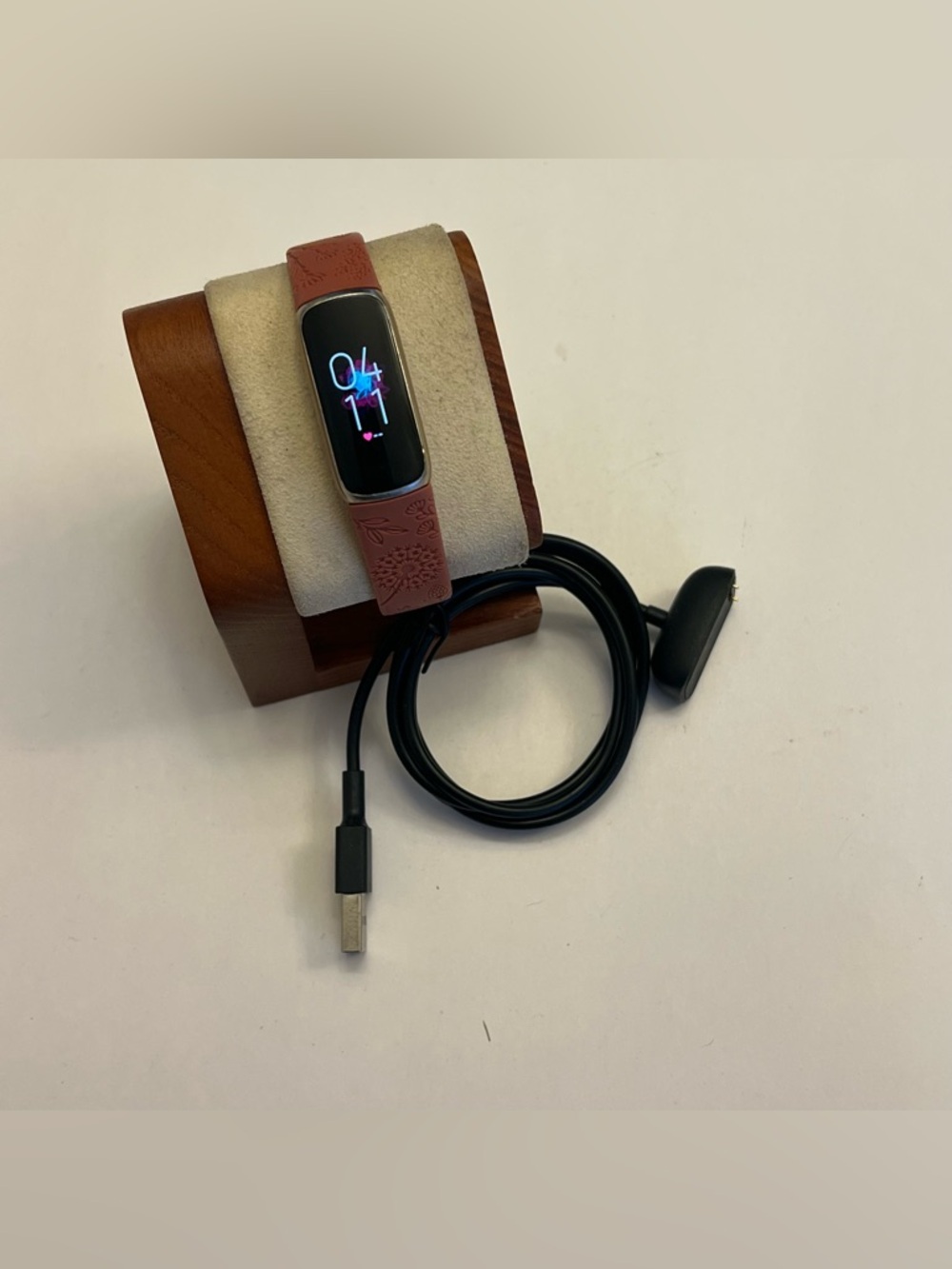 Fitbit Luxe, Tested, Charger Included, New Embossed Band/gold Case